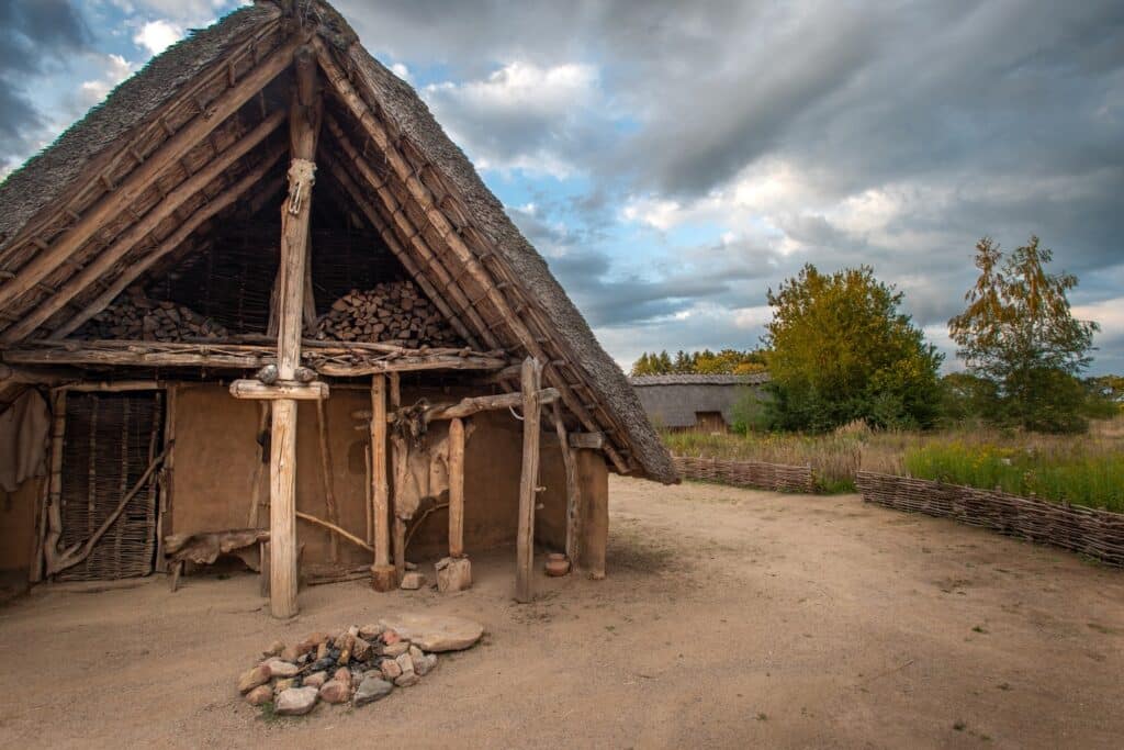 Kinderen kijken hoe vroeger een hunebed steen werd verplaatst.