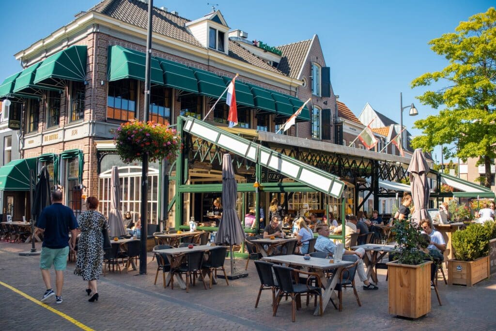 Terras vol met mensen