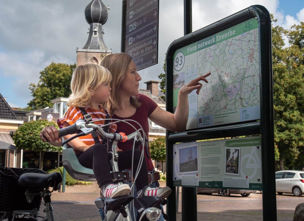 Moeder en dochter kijkend op een fietspaneel