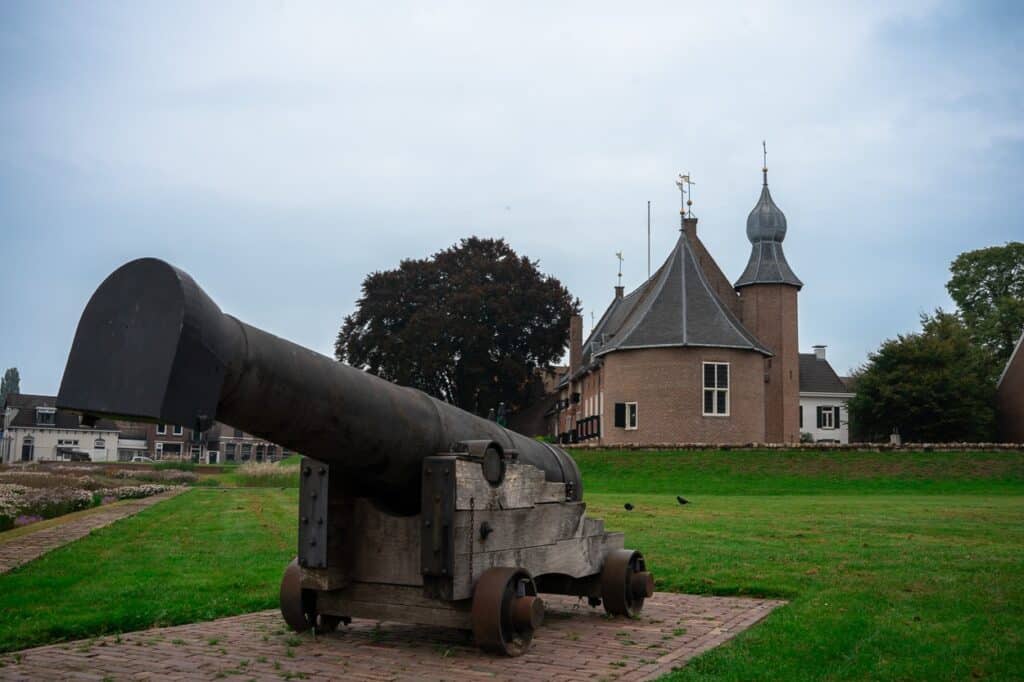 Kasteel in Coevorden met een kanon op de voorgrond