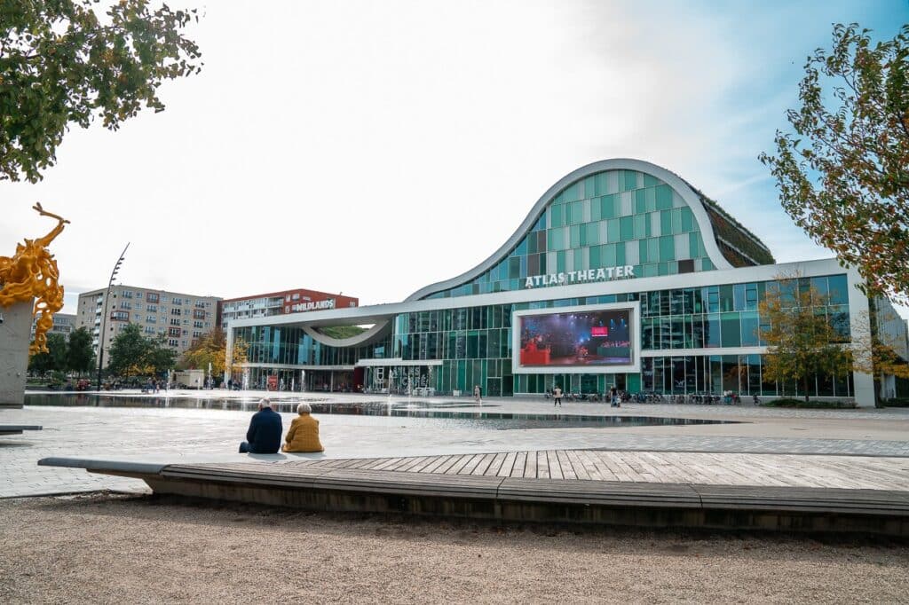 Raadhuisplein in Emmen met op de achtergrond het Athlas theater/ingang Wildlands