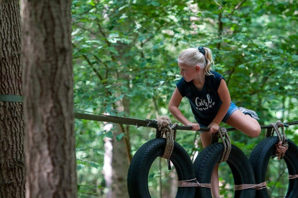 Groep mensen kijken naar een theater stuk.