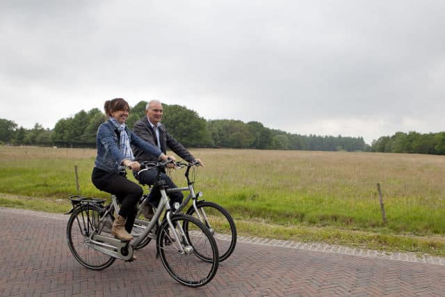 Twee personen zijn aan het fietsen.
